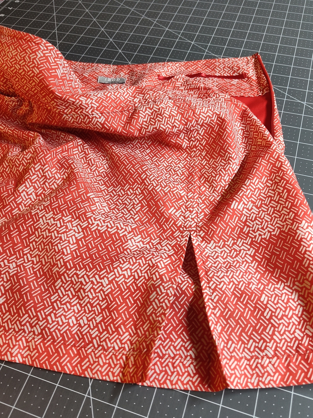 IZOD GOLF  Red and White Printed A-Line Scort